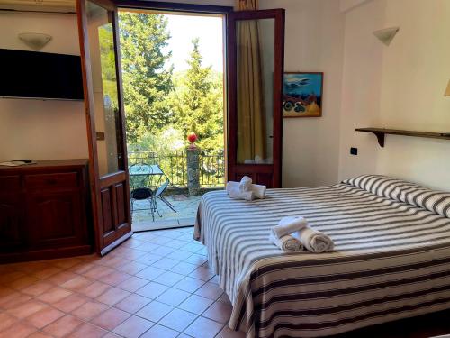 camera_con_balcone_vista_bosco_05