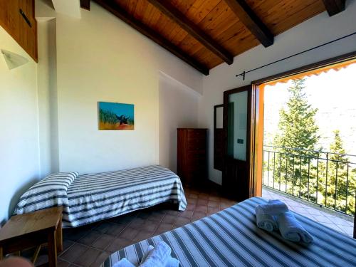 camera_con_due_letti_balcone_vista_bosco_soff_05