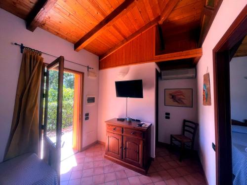 camera_con_soffitto_in_legno_04