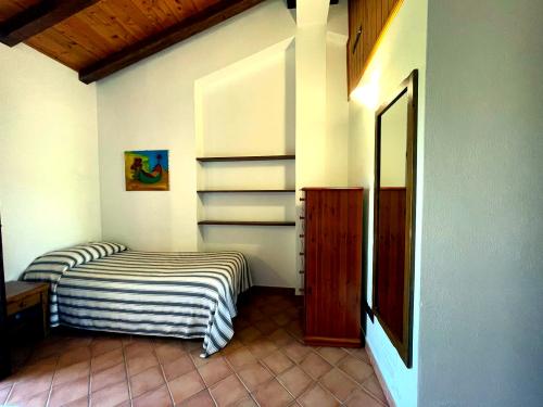 camera_singola_rustica_camera_con_travi_legno_stanza_07