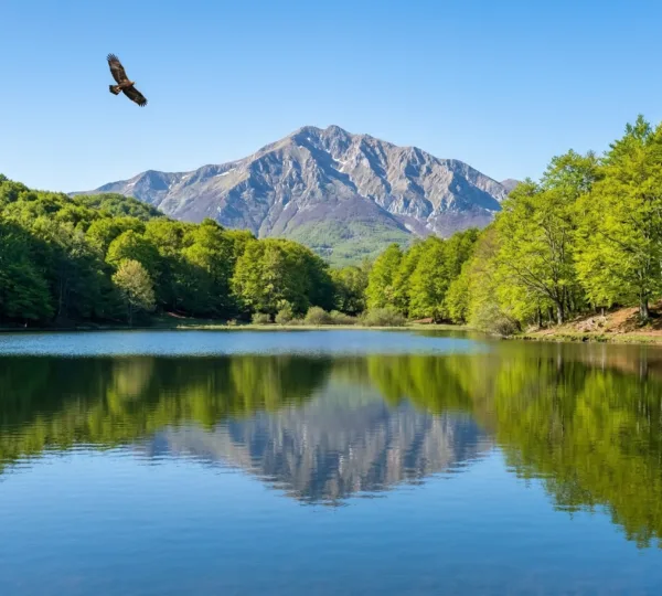 Panorama sul Lago Biviere e Monte Soro durante un'escursione trekking nel Parco dei Nebrodi
